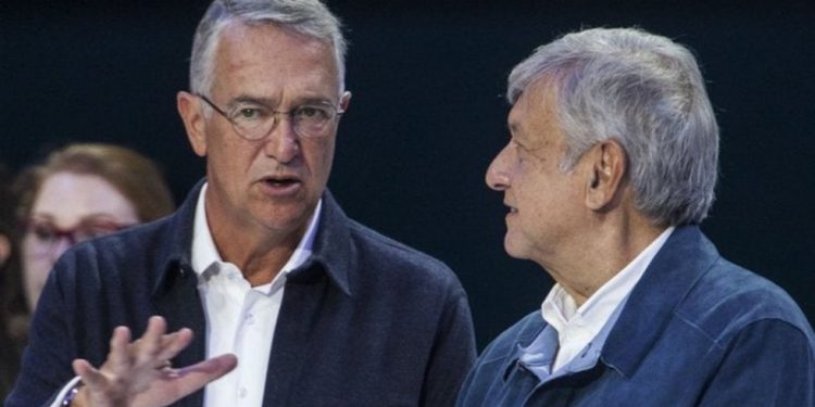 Insiste dueño de Elektra en minimizar cuarentena y lo tunden en Twitter