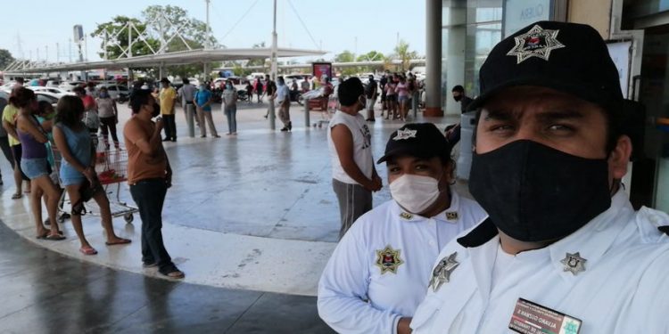Mantienen Cancún limpio de basura y con policías verificando se cumplan las medidas sanitarias