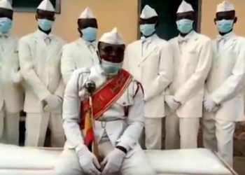 ‘Quédate en casa o baila con nosotros’, dicen los del meme del ataúd