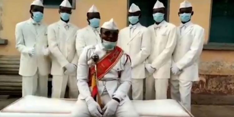 ‘Quédate en casa o baila con nosotros’, dicen los del meme del ataúd