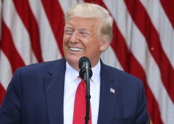 Amenaza Trump con cerrar plataformas de redes sociales