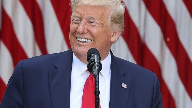 Amenaza Trump con cerrar plataformas de redes sociales