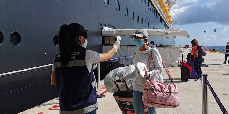 Repatrían a 68 mexicanos varados en un crucero