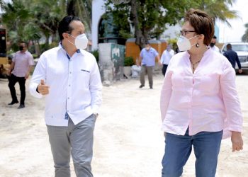 El gobernador de Quintana Roo verifica la remodelación de la Quinta Avenida y del parque Fundadores