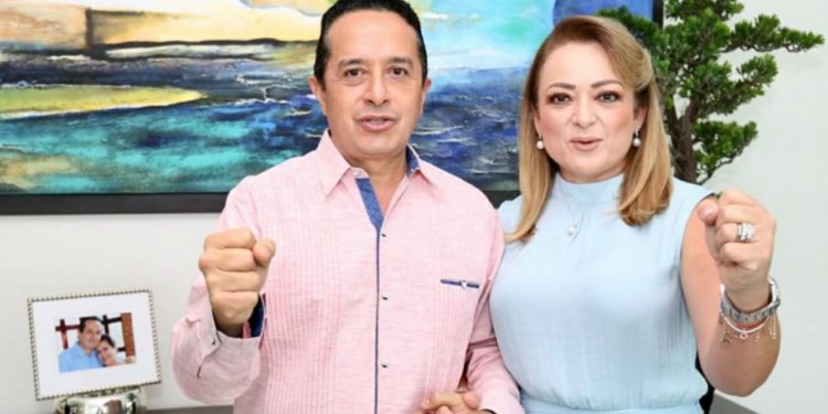 Carlos Joaquín y la presidenta del DIF-Quintana Roo, Gaby Rejón de Joaquín, felicitan a las madres en su día
