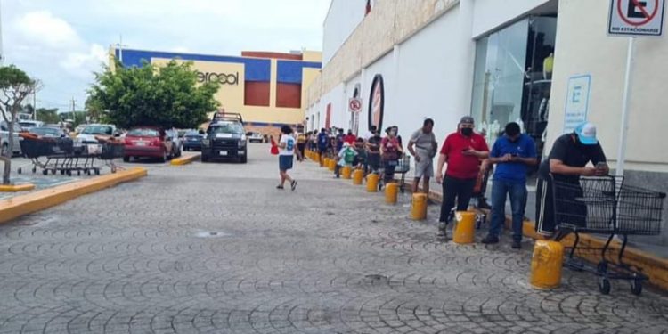 Ignoran el #QuédateEnCasa por salir a comprar cervezas