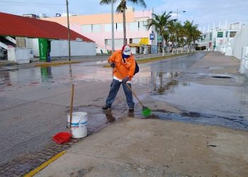 Limpian calles para evitar encharcamientos
