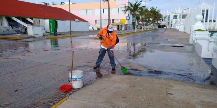 Limpian calles para evitar encharcamientos
