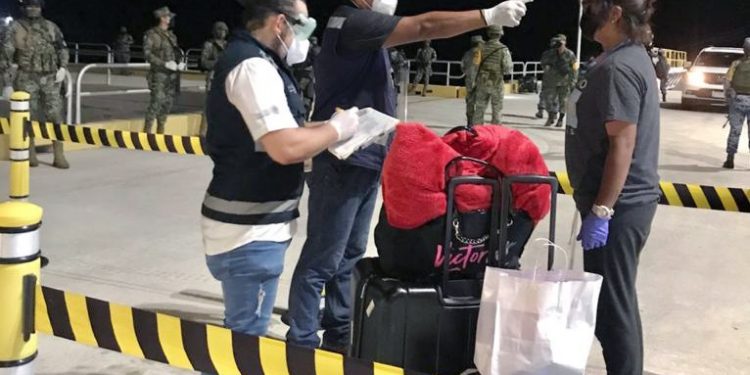 Termina la pesadilla para 76 trabajadores mexicanos del crucero Carnival Glory