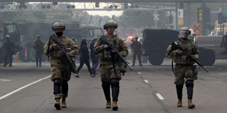 Miles de soldados vigilan calles en EU ante ola de disturbios