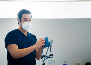 Equipan a personal de salud que atiende a pacientes de Covid-19