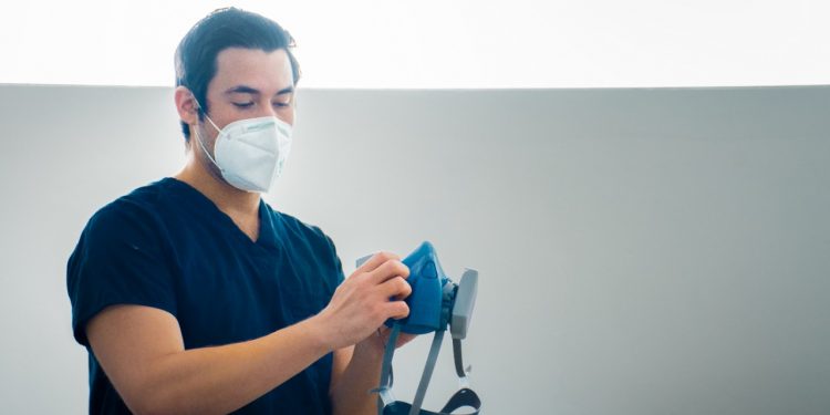 Equipan a personal de salud que atiende a pacientes de Covid-19