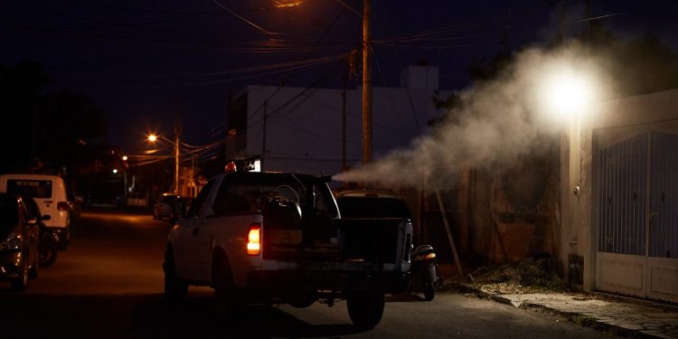 Con nueva tecnología a base de rocío, nebulizan colonias