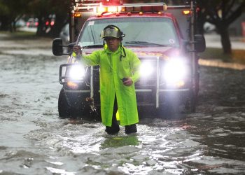 Aguacero pone a trabajar a Servicios Públicos de Cancún