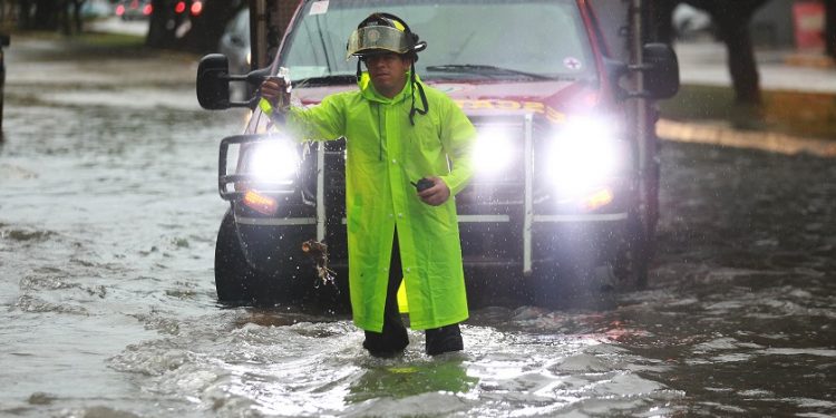 Aguacero pone a trabajar a Servicios Públicos de Cancún