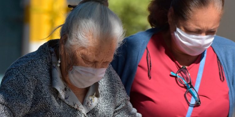 El mejor homenaje que podemos rendir a las madres es cuidarlas y protegerlas: Carlos Joaquín