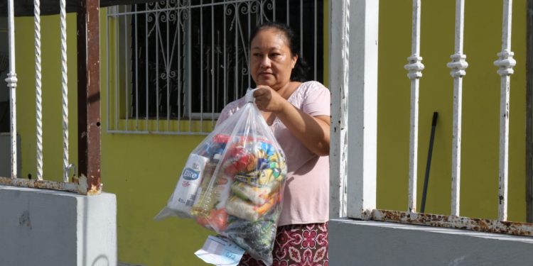 Chetumaleños reciben sus despensas como apoyo alimentario