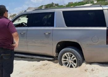 Padre fifi atasca su lujosa camioneta en playa de El Mirador