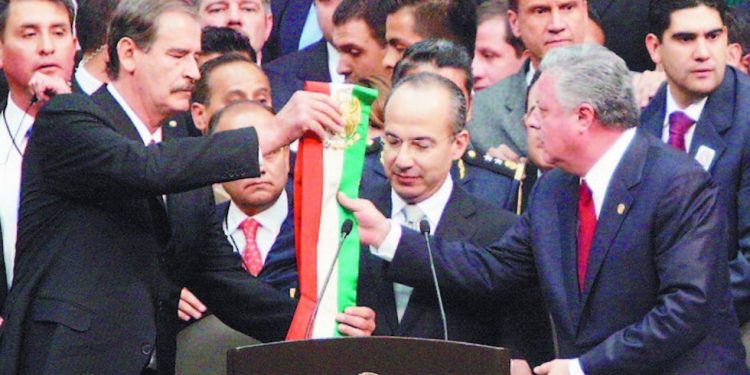 Fox me dijo que no debía meterme con el narco: Felipe Calderón