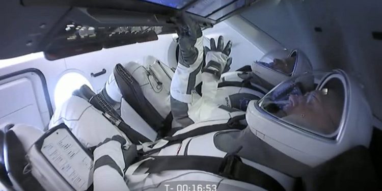 A minutos del lanzamiento de SpaceX decide la NASA posponerlo para el sábado por mal clima