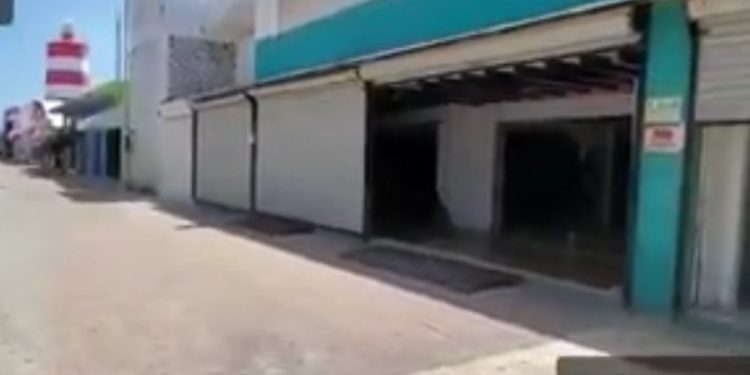 Cierran comercios en Isla Mujeres! Exigen pagos de rentas en locales comerciales