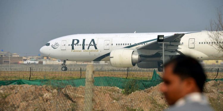 Avión con 107 pasajeros se estrella en una zona residencial de Pakistán