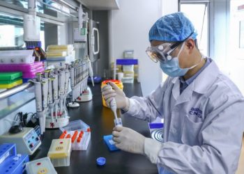 Vacuna contra covid-19 supera una primera prueba en humanos