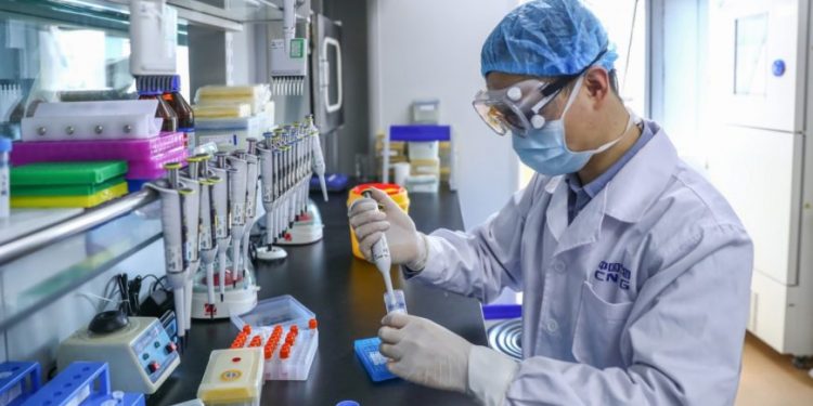 Vacuna contra covid-19 supera una primera prueba en humanos