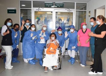 Mujer de 84 años vence al coronavirus, celebran en clínica de Nuevo León su salida