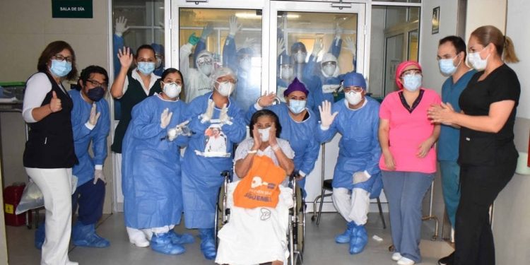 Mujer de 84 años vence al coronavirus, celebran en clínica de Nuevo León su salida