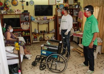 Entregan sillas de ruedas a través de la Dirección de Desarrollo Social