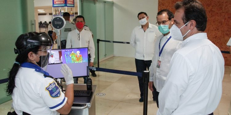 Verifica alcalde protocolos de Sanidad Internacional en el aeropuerto de Cozumel
