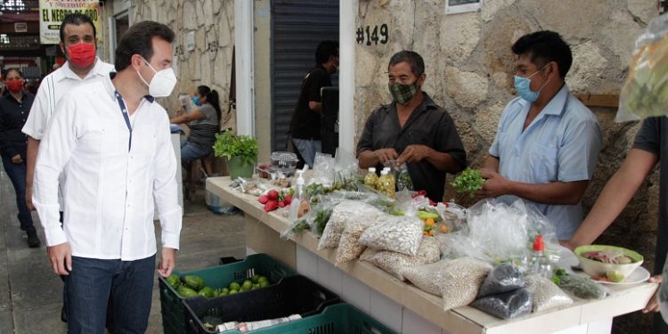 Verifican que locatarios del mercado cumplan con el protocolo de sanidad