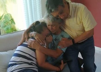 La familia Villanueva Tenorio se funde en abrazo