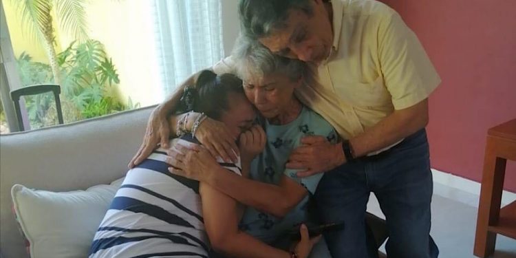 La familia Villanueva Tenorio se funde en abrazo