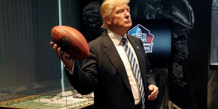 Donald Trump no verá los juegos de la NFL…a menos que no se arrodillen durante el himno