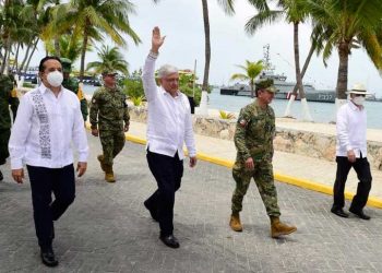 AMLO entrega ascensos, condecoraciones, menciones honoríficas y el distintivo “para servir a México” en Isla Mujeres