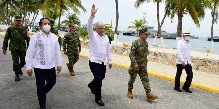 AMLO entrega ascensos, condecoraciones, menciones honoríficas y el distintivo “para servir a México” en Isla Mujeres
