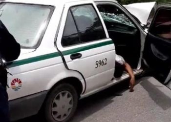 Mortal choque entre combi y taxi en el arco vial