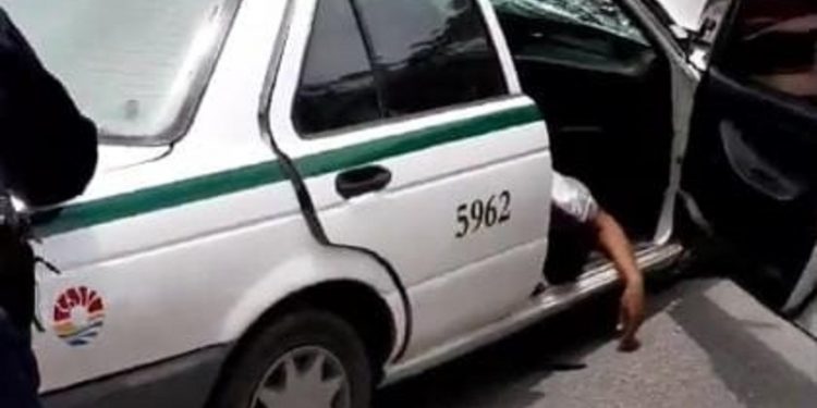 Mortal choque entre combi y taxi en el arco vial