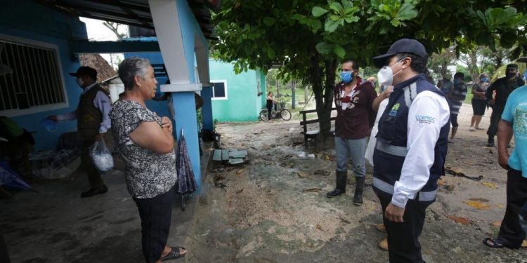 Quintanarroenses aprueban al gobernador Carlos Joaquín