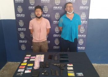 Por amenazar a una doñita con una pistola, caen dos delincuentes