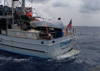 Secretaría de Marina rescata a tres personas a 122 kilómetros de Isla Mujeres