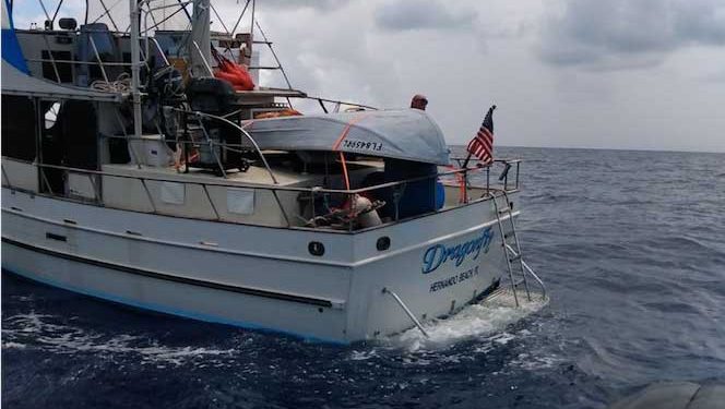 Secretaría de Marina rescata a tres personas a 122 kilómetros de Isla Mujeres