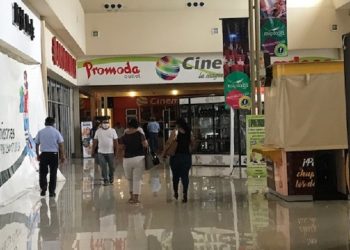 Permiten las actividades esenciales y la gente acude a plazas comerciales