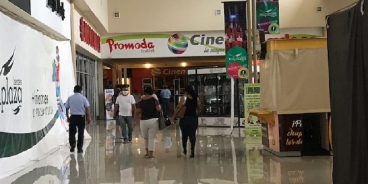 Permiten las actividades esenciales y la gente acude a plazas comerciales