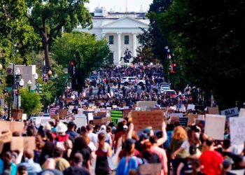 Protesta frente a la Casa Blanca desafía el toque de queda en la capital estadounidense