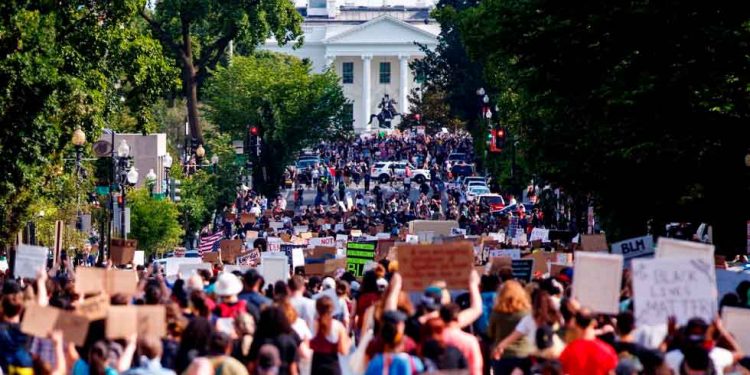 Protesta frente a la Casa Blanca desafía el toque de queda en la capital estadounidense