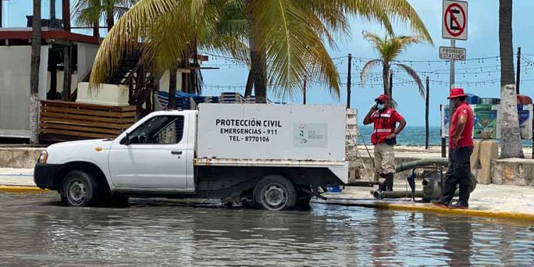 Continúa los trabajos de Protección Civil en Isla Mujeres