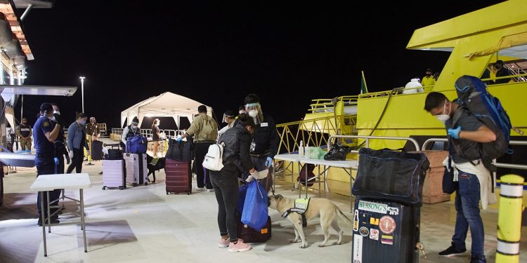 Desembarcan 269 tripulantes mexicanos, entre ellos 20 quintanarroenses, en el muelle Puerta Maya, libres de Covid-19